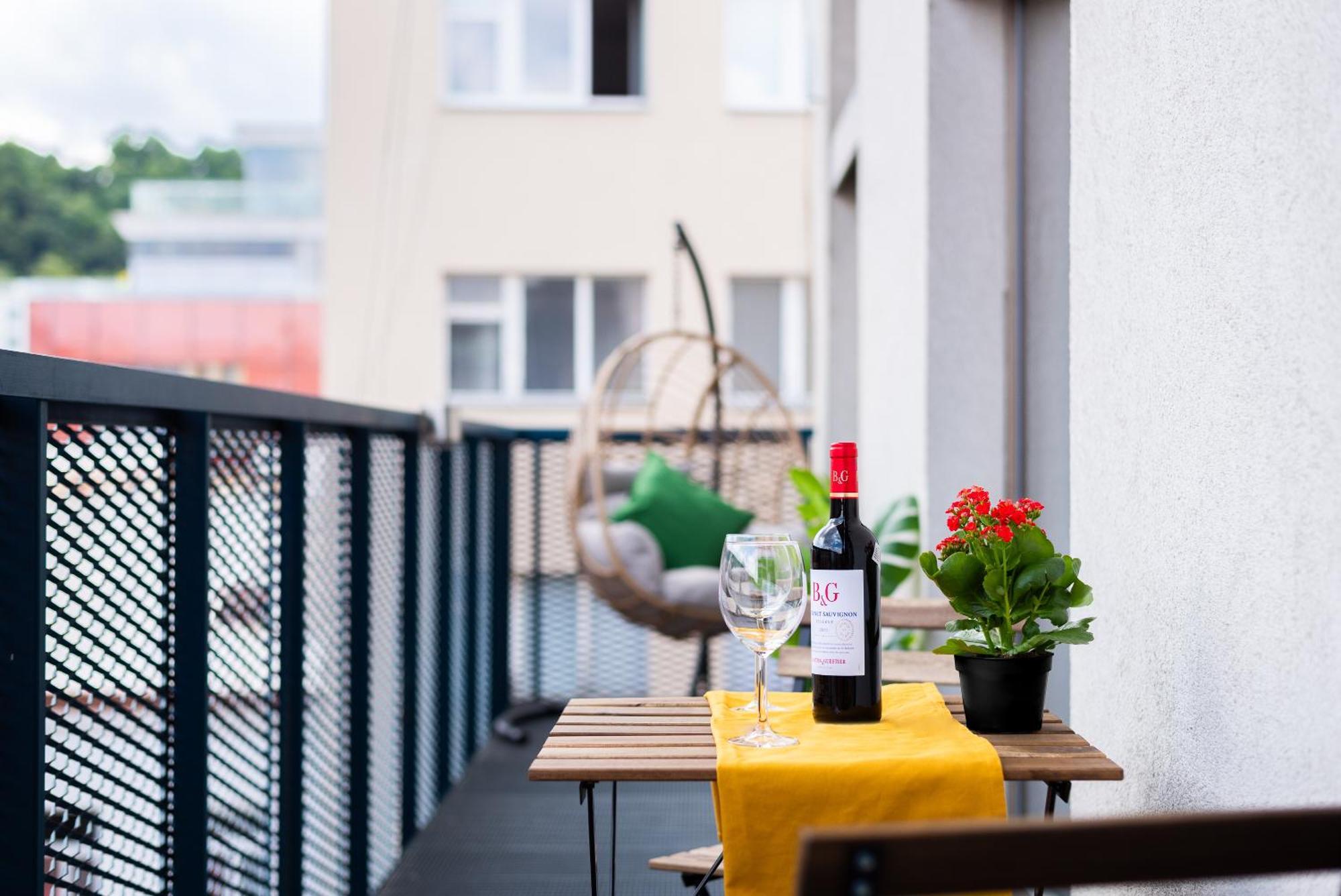 2-Level Apartments On Krizikova Near The Metro Prague Ngoại thất bức ảnh