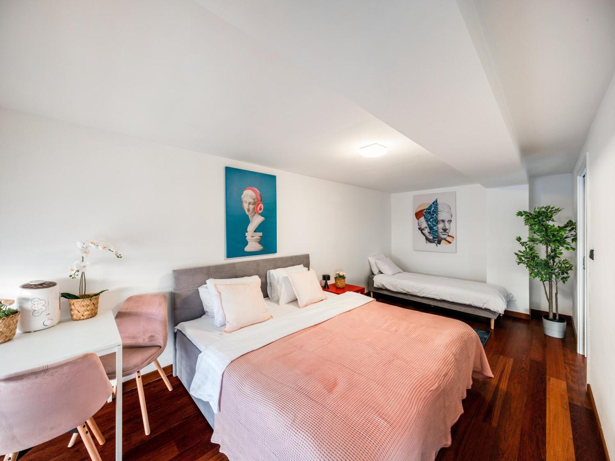 2-Level Apartments On Krizikova Near The Metro Prague Ngoại thất bức ảnh